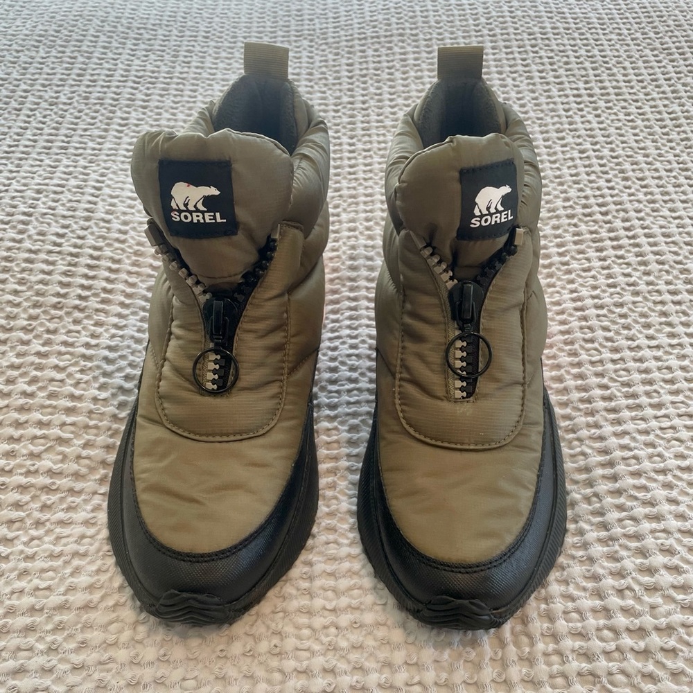 Sorel Women's Olive & Black Out N About Puffy Zip Boots; sz 11 - like new! - Picture 2 of 5